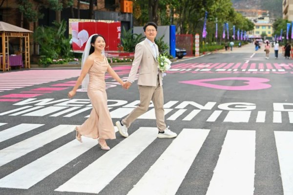 配资交易宝 在夜店颁结婚证？“新形式是年轻人的婚姻态度表达”